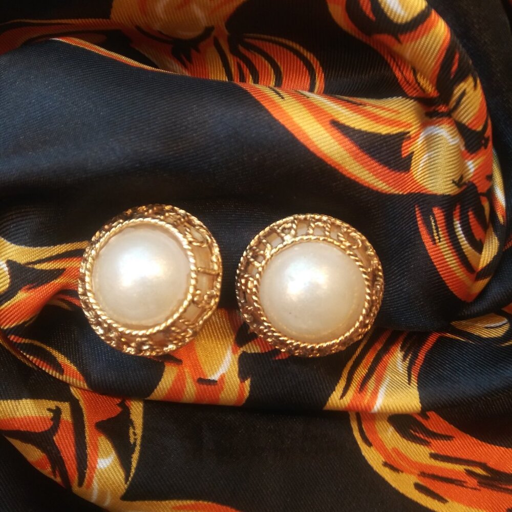 CHANEL Vintage 90s Faux Pearl Rope Logo Framed Button Earrings Clip-on